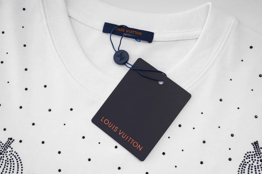 🅿️170 Style: 2026 new LOUIS VUITTON short-sleeved T-shirt Material: hot diamond process, high version 300g double yarn combed cotton Size: S～XL Color: black Style number: F2017